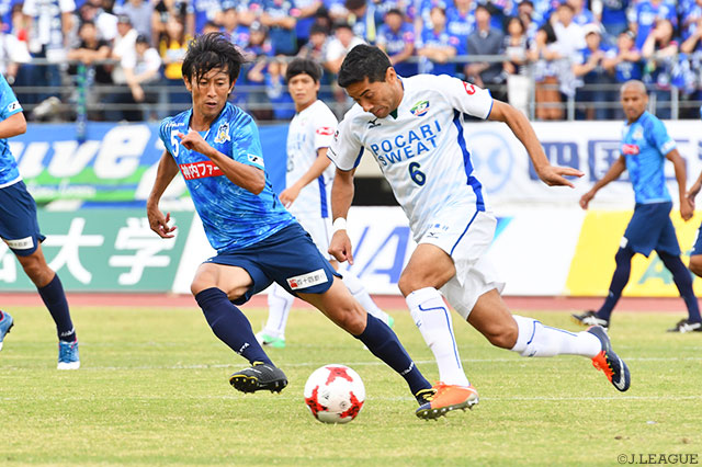 中盤で火花を散らす渡邉 大剛（讃岐）とカルリーニョス（徳島）【明治安田Ｊ２ 第35節 讃岐vs徳島】