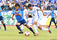 中盤で火花を散らす渡邉 大剛（讃岐）とカルリーニョス（徳島）【明治安田Ｊ２ 第35節 讃岐vs徳島】