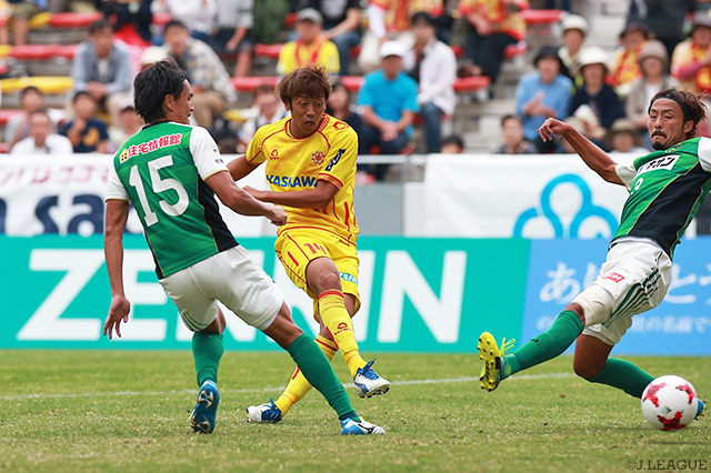 待望の今季初得点を鮮やかに決め、リードを広げた平井 将生（北九州）【明治安田Ｊ３ 第25節 北九州vs相模原】