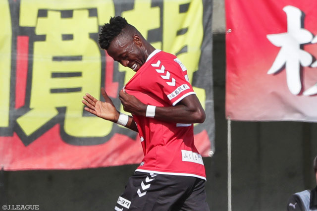 打点の高いヘディングで加入後初得点を決めたニウド（福島）【明治安田Ｊ３ 第25節 福島vs長野】