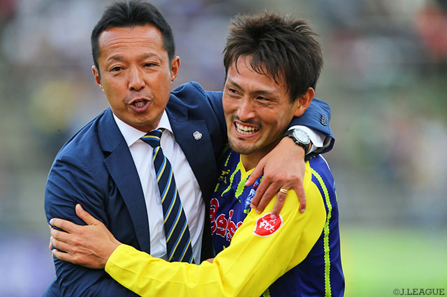 先制点を決め、森下 仁志監督と喜びを分かち合う高橋 駿太（群馬）【明治安田Ｊ２ 第35節 群馬vs横浜FC】