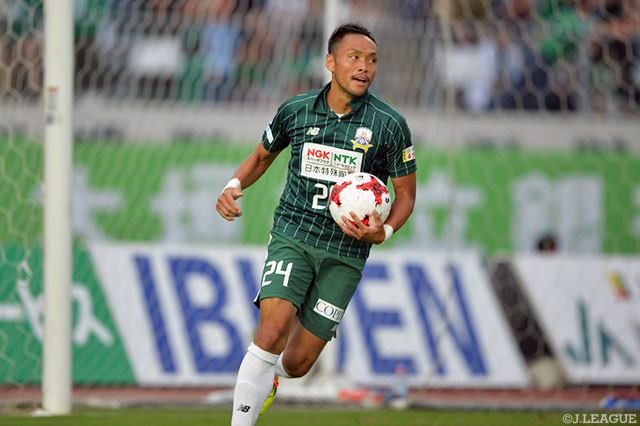 反撃を試みるも難波 宏明の2点目止まりとなった岐阜【明治安田Ｊ２ 第35節 岐阜vs名古屋】