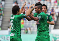 アラン ピニェイロの今季リーグ戦15点目でリードを広げた東京Ｖ【明治安田Ｊ２ 第35節 東京Ｖvs町田】