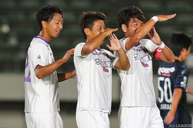 藤枝の先制点を決めた柿木 亮介（中央）と4点目の浅田 大樹（右）【明治安田Ｊ３ 第25節 Ｇ大23vs藤枝】