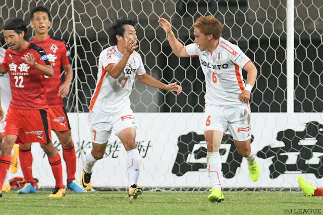 三原 向平（右）がダイビングヘッドで1点を返し、反撃の狼煙を上げた愛媛【明治安田Ｊ２ 第35節 熊本vs愛媛】