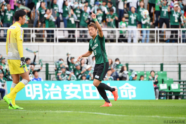 CKを頭で押し込み、決勝点を挙げた高崎 寛之（松本）【明治安田Ｊ２ 第36節  松本vs熊本】