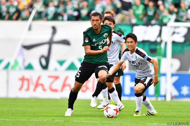 先発フル出場でＪ２通算150試合出場を果たした岩間 雄大（松本）【明治安田Ｊ２ 第36節  松本vs熊本】