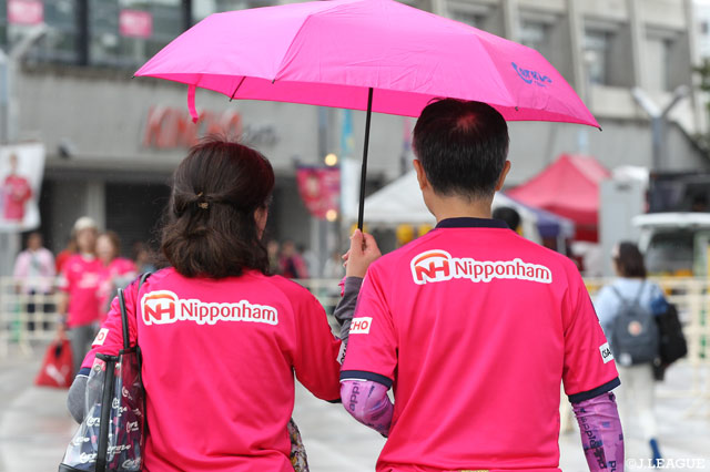 仲良く傘に入るセレッソサポ【明治安田Ｊ３ 第26節 C大23vsG大23】