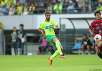 強烈な一撃で追加点を挙げ、リードを2点に広げたラリベイ（千葉）【明治安田Ｊ２ 第36節  千葉vs岡山】