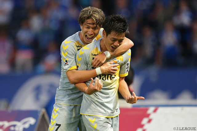 幸野 志有人（左）のスルーパスを受けた飯尾 竜太朗（右）のシュートがオウンゴールを誘発し、先制した長崎【明治安田Ｊ２ 第36節  町田vs長崎】