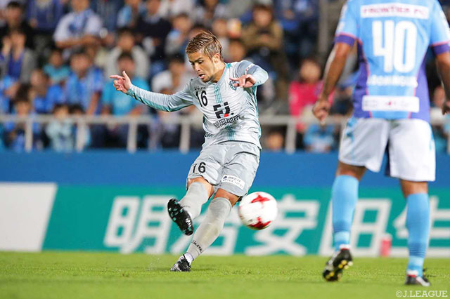 交代出場から4分後に直接FKを決めて、同点とした石津 大介（福岡）【明治安田Ｊ２ 第36節  横浜FCvs福岡】