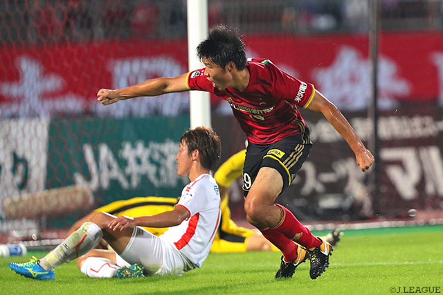 試合終了間際に試合を決定付ける4点目を奪った途中出場の垣田 裕暉（金沢）【明治安田Ｊ２ 第36節  金沢vs愛媛】