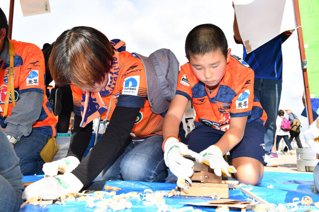 試合前に自分だけのMy箸作り！作業中の顔は真剣そのものです。【明治安田Ｊ３ 第26節 長野vs盛岡】