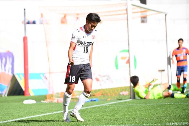  37分、先制点を決めた菅本 岳（盛岡）はガッツポーズ【明治安田Ｊ３ 第26節 長野vs盛岡】