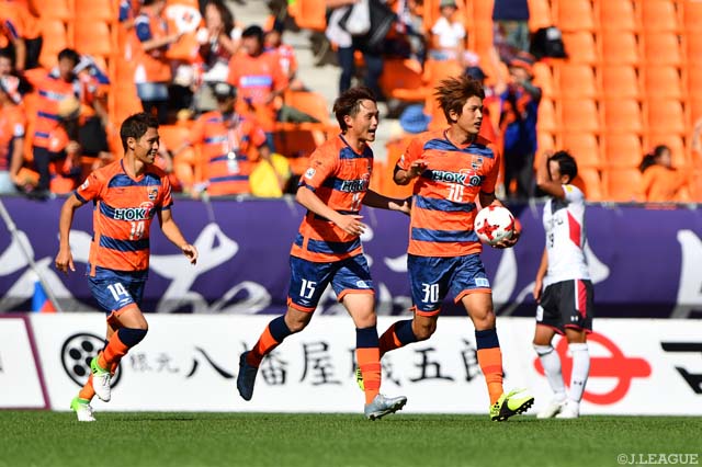 オウンゴールで追いついた長野は、逆転を狙いボールを持ってセンターサークルへ走る【明治安田Ｊ３ 第26節 長野vs盛岡】