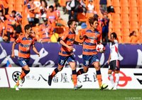 オウンゴールで追いついた長野は、逆転を狙いボールを持ってセンターサークルへ走る【明治安田Ｊ３ 第26節 長野vs盛岡】