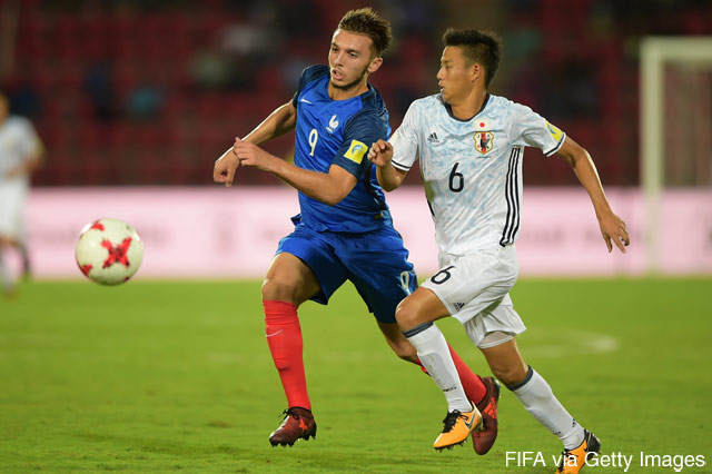 2得点を決めたアミーヌ グイリにプレッシングをかける喜田 陽（セレッソ大阪U-18）【FIFA U-17Ｗ杯 GS 第2節 U-17フランスvsU-17日本】