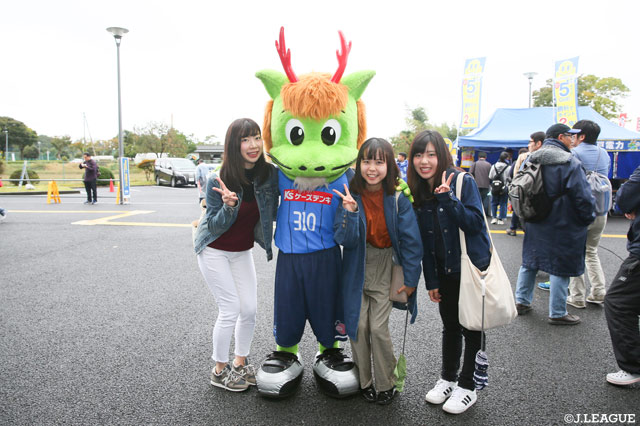 ホーリーくん、試合前から気合い入ってます！【明治安田Ｊ２ 第37節 水戸vs岡山】