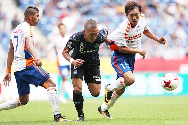 連敗を脱したいＧ大阪と降格を避けたい新潟。随所で気迫あふれるプレーが見られた【明治安田Ｊ１ 第29節 Ｇ大阪vs新潟】