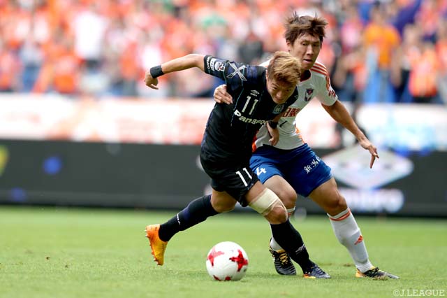 ファン ウィジョ（Ｇ大阪）とソン ジュフン（新潟）のゴール前での競り合い【明治安田Ｊ１ 第29節 Ｇ大阪vs新潟】