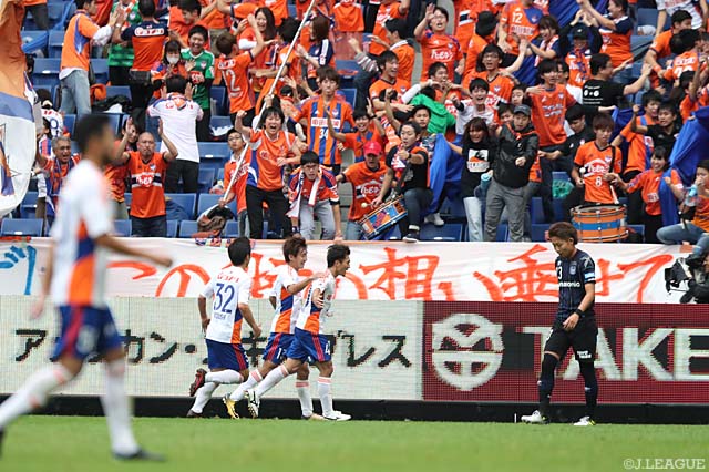 67分、小川 佳純（写真右）のゴールが決まり、喜ぶ新潟の選手とサポーター【明治安田Ｊ１ 第29節 Ｇ大阪vs新潟】