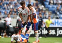 必死に守り抜いた新潟DF陣。試合終盤、両足がつった富澤 清太郎【明治安田Ｊ１ 第29節 Ｇ大阪vs新潟】