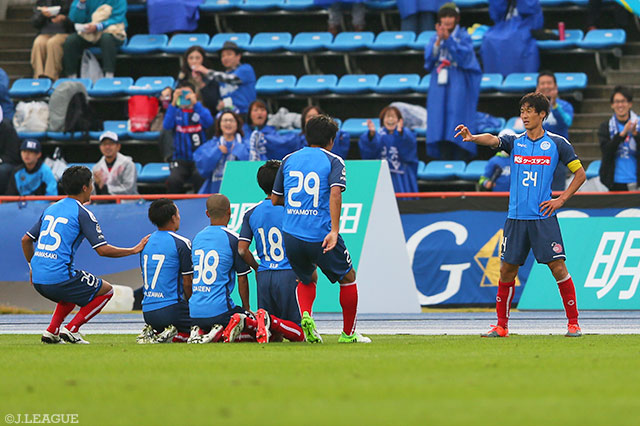 先制点を奪い、印籠パフォーマンスを披露した水戸イレブン【明治安田Ｊ２ 第37節 水戸vs岡山】