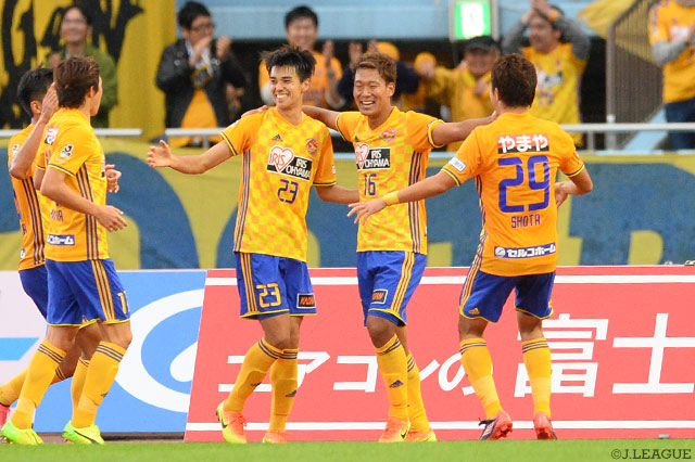 野津田 岳人（#16）のゴールで前半終了間際に先制した仙台【明治安田Ｊ１ 第29節 川崎Ｆvs仙台】