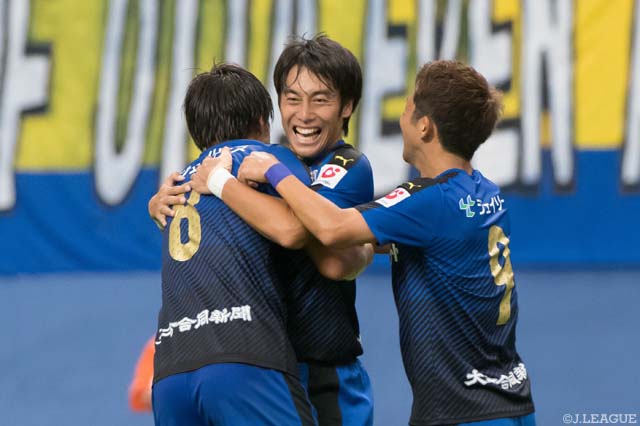 40分、三平 和司（中央）のゴールでホームの大分が先制【明治安田Ｊ２ 第37節 大分vs福岡】