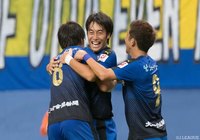 40分、三平 和司（中央）のゴールでホームの大分が先制【明治安田Ｊ２ 第37節 大分vs福岡】