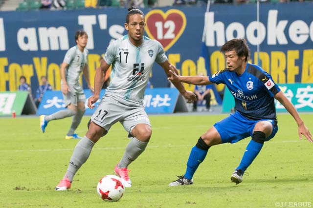 後半から出場のウェリントン（福岡）は厳しいマークにシュート0本、2試合連続ゴールならず【明治安田Ｊ２ 第37節 大分vs福岡】