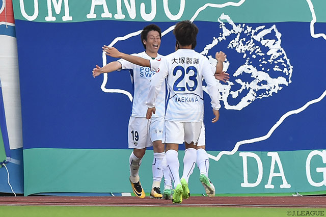 GKを巧みにかわし、徳島のＪ２アウェイ通算250得点目となる先制点を流し込んだ内田 裕斗【明治安田Ｊ２ 第37節 岐阜vs徳島】