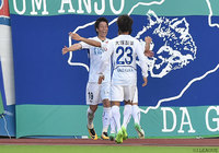 GKを巧みにかわし、徳島のＪ２アウェイ通算250得点目となる先制点を流し込んだ内田 裕斗【明治安田Ｊ２ 第37節 岐阜vs徳島】