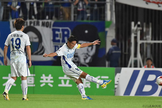 直接FKを見事に決めて勝利を大きく引き寄せた岩尾 憲（徳島）【明治安田Ｊ２ 第37節 岐阜vs徳島】