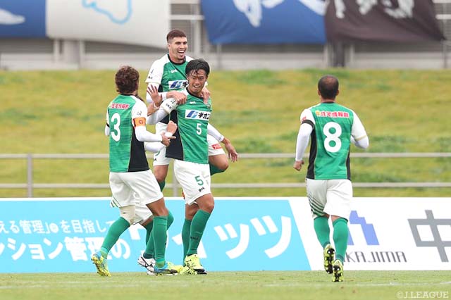 13分、CKのボールに梅井 大輝（#5）が高さを生かして飛び込み、相模原が先制【明治安田Ｊ３ 第27節 相模原vs秋田】