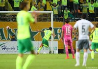 ミスを突いたラリベイが、無人のゴールに流し込む。呆然と見つめる松本の選手たち【明治安田Ｊ２ 第37節 千葉vs松本】