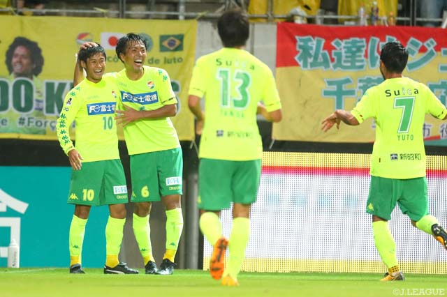  78分に途中出場から3分でゴールした町田 也真人（#10）を千葉の選手たちが祝福【明治安田Ｊ２ 第37節 千葉vs松本】