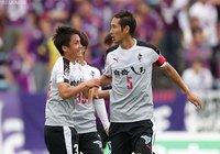22分、FKのボールが相手DFに当たりオウンゴール。先制を喜ぶ熊本の選手たち【明治安田Ｊ２ 第37節 京都vs熊本】