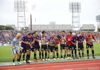 田中 マルクス闘莉王（#4）のゴール後にゆりかごパフォーマンスを披露する京都の選手たち【明治安田Ｊ２ 第37節 京都vs熊本】