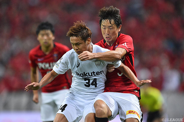サイドライン際で激しい攻防を繰り広げた藤谷 壮（神戸）と宇賀神 友弥（浦和）【明治安田Ｊ１ 第29節 浦和vs神戸】