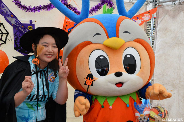 ヴィヴィくんとハロウィンの仮装でパシャリ！【明治安田Ｊ２ 第37節 長崎vs山口】
