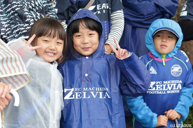 雨の中でも、カッパを着て応援だ！【明治安田Ｊ２ 第37節 町田vs金沢】