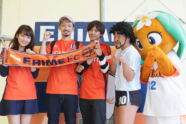 サトミキがニンスタに来場！たま媛ちゃんとディエゴ・加藤・マラドーナとサポーターと一緒にハイチーズ！【明治安田Ｊ２ 第37節 愛媛vs讃岐】