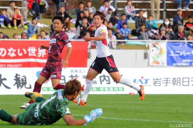 Ｊ３通算50試合出場を達成した鈴木 達也（盛岡）は果敢な攻撃参加でゴールに迫った【明治安田Ｊ３ 第27節 盛岡vs琉球】