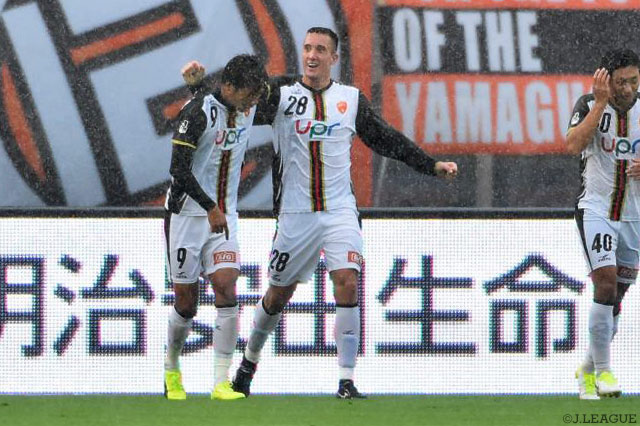 レオナルド ラモスがこぼれ球をダイビングヘッドで押し込んで先制した山口【明治安田Ｊ２ 第37節 長崎vs山口】