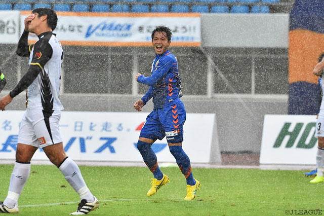 Ｊ初得点となる殊勲の同点ヘッドを押し込んだ吉岡 雅和（長崎）【明治安田Ｊ２ 第37節 長崎vs山口】