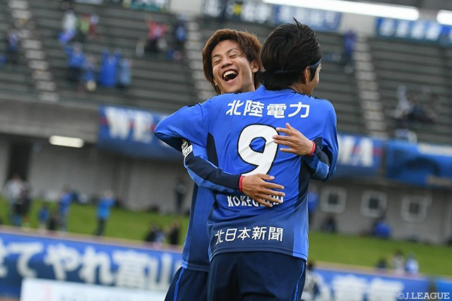 共に2ゴールを奪う活躍でチームを勝利へ導いた佐々木 陽次（富山/写真奥）と苔口 卓也（#9）【明治安田Ｊ３ 第27節 富山vs藤枝】