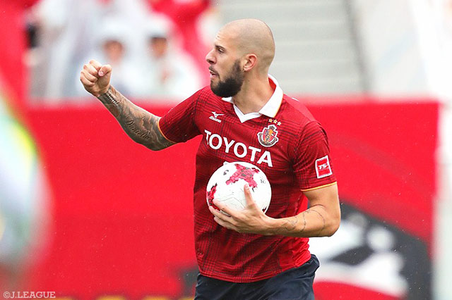 シモビッチの今季リーグ戦16点目で試合を振り出しに戻した名古屋【明治安田Ｊ２ 第37節 名古屋vs湘南】