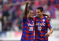 セットプレーのチャンスに相手DFを背負いながらも先制ヘッドを決めたリンス（甲府）【明治安田Ｊ１ 第29節 甲府vsFC東京】