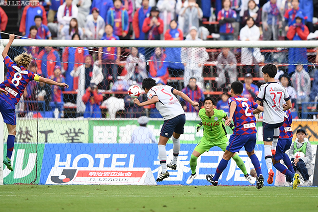 退場を出し数的不利な状況から値千金の同点ヘッドを決めた丸山 祐市（FC東京）【明治安田Ｊ１ 第29節 甲府vsFC東京】